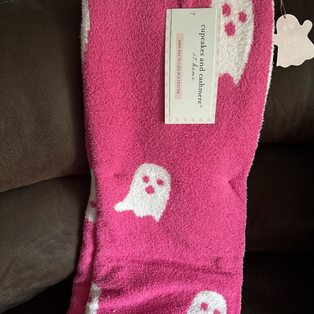 Viral hot pink ghost blanket 🩷👻 cupcakes and cashmere brand. NWT.